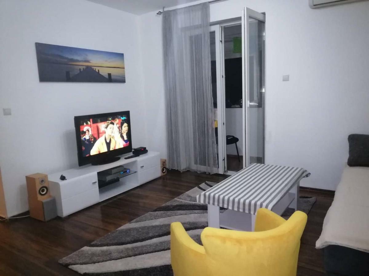 Yellow Apartment, Central Podgorica Buitenkant foto